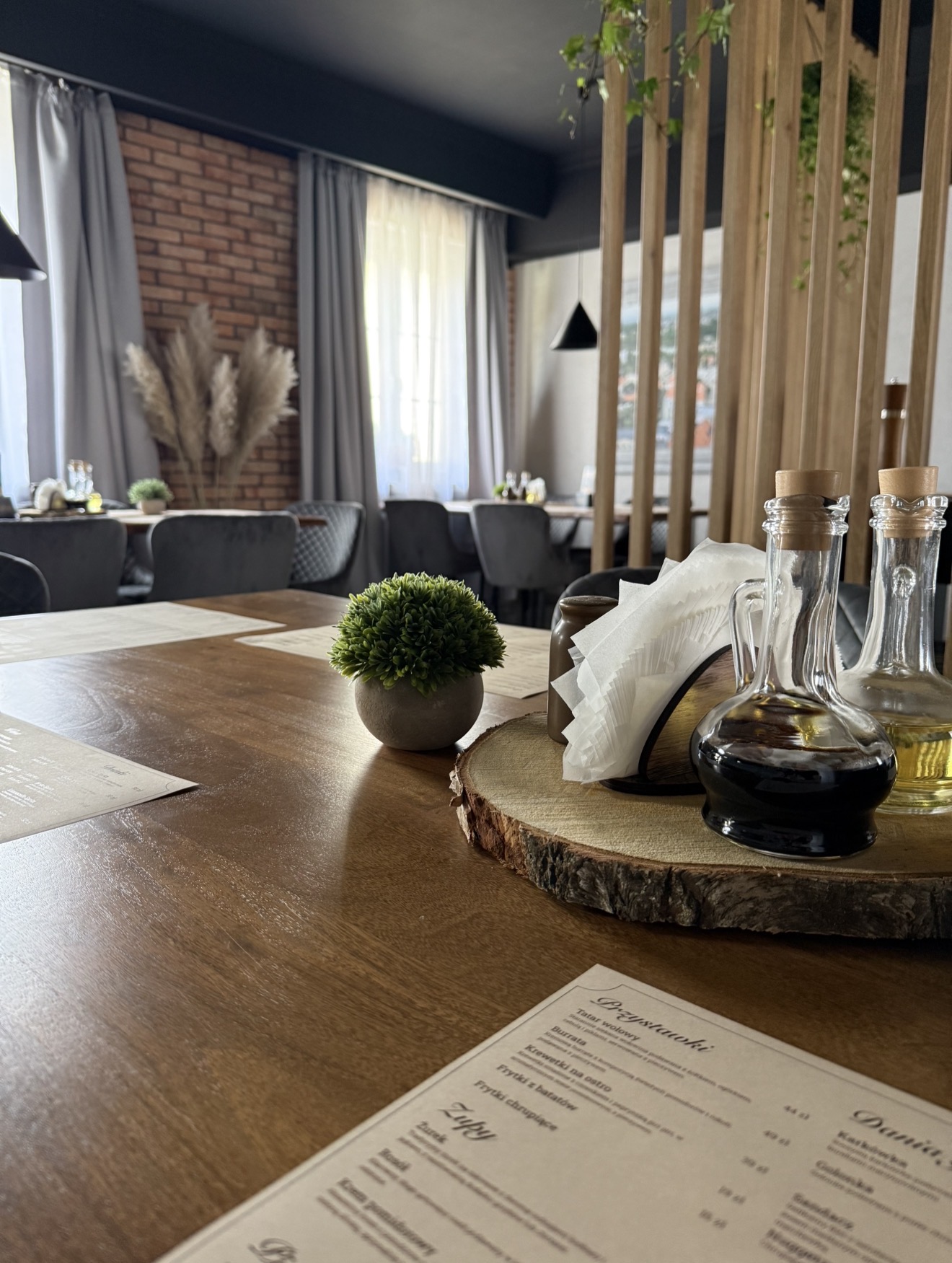 Nakryty stół w jasnym wnętrzu restauracji