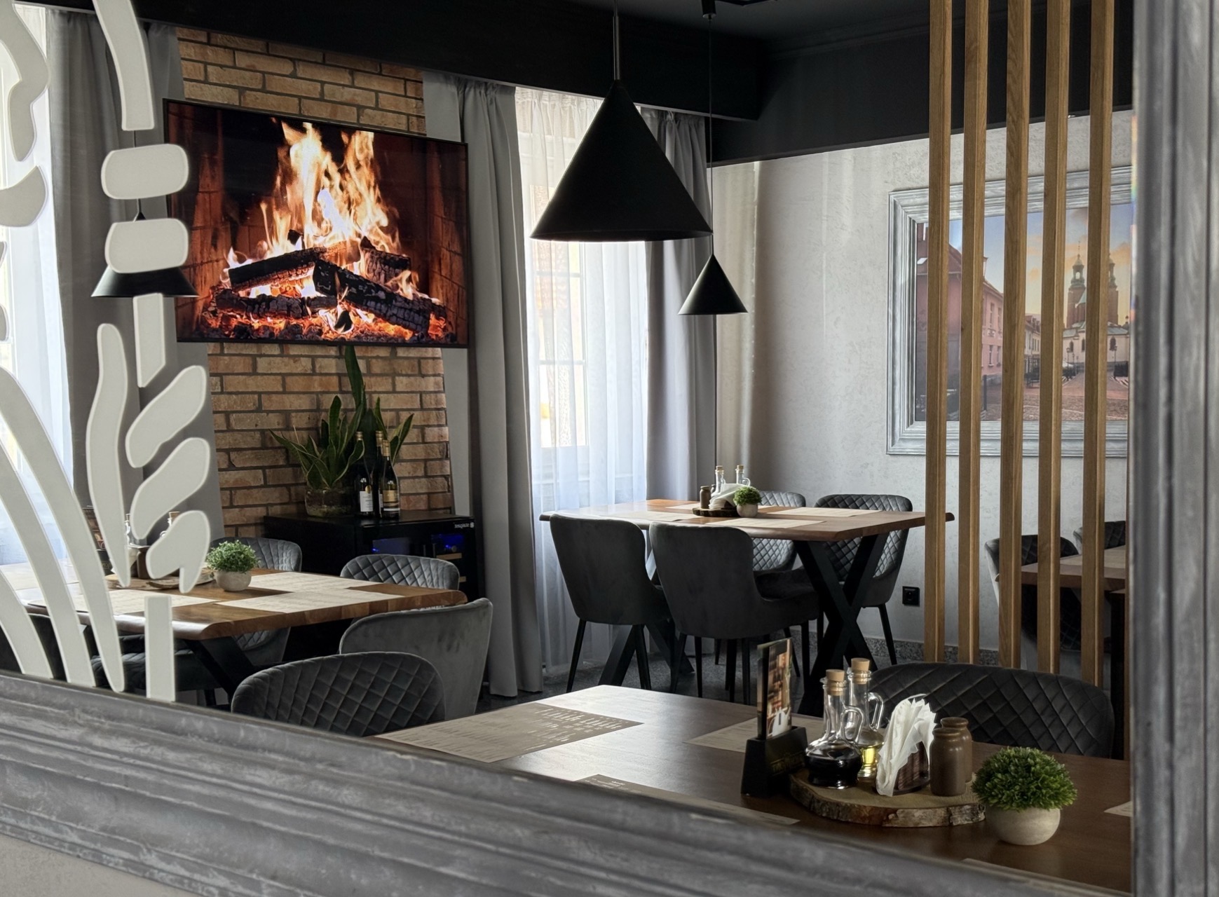 Sala restauracji z ciepłym światłem i kominkiem