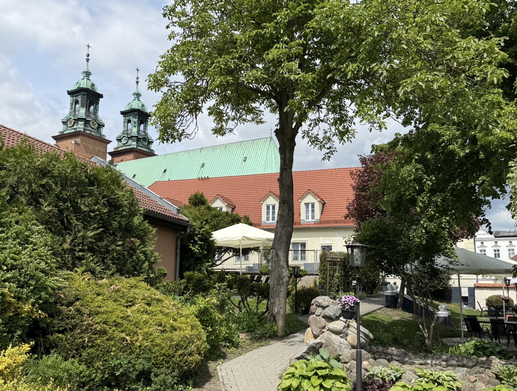 Ogród restauracji z katedralnymi wieżami w tle