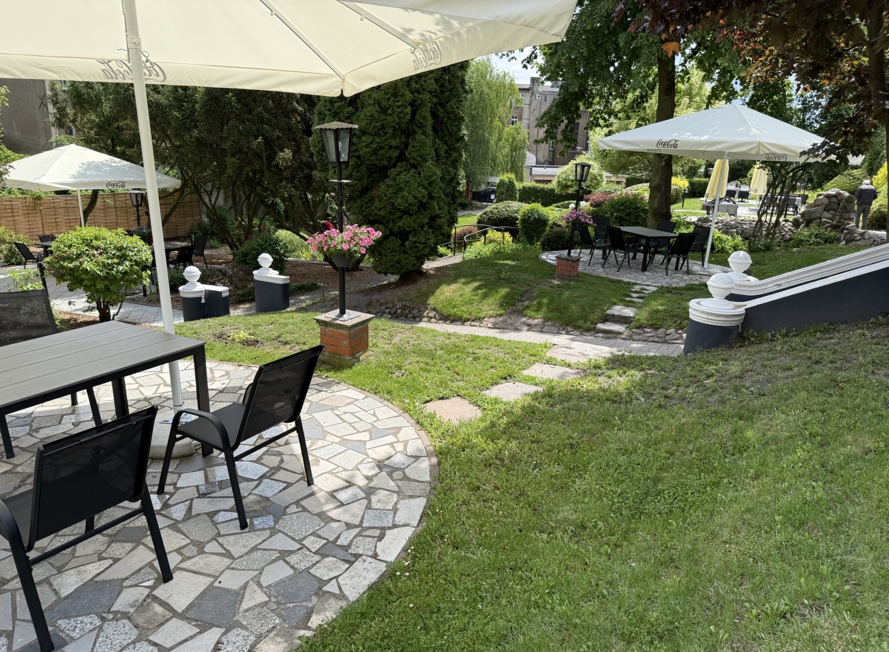 Taras i ogród restauracji przygotowany na spotkanie